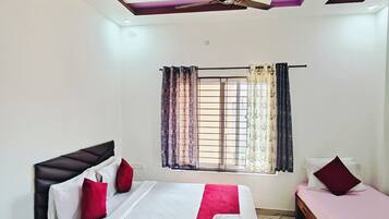 Kamar Triple Keluarga | Seprai antialergi, selimut bulu angsa, dan meja kerja