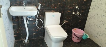 Economy Double Room, City View | Bathroom | Towels, soap, shampoo, toilet paper