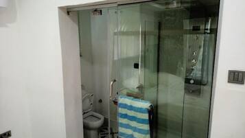 Chambre familiale, balcon, vue sur la ville | Salle de bain | Articles de toilette (gratuits), séchoir à cheveux, serviettes fournies