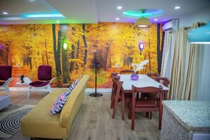 Chambre familiale, balcon, vue sur la ville | Aire de séjour