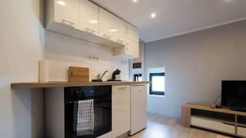 Cookware/dishes/utensils, paper towels