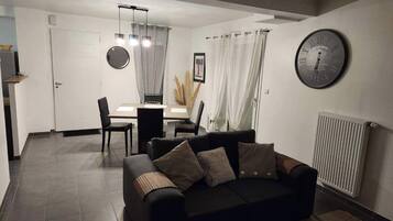 Tv, ett bordtennisbord och böcker