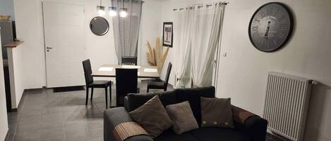 Fernseher, Tischtennisplatte, Bücher