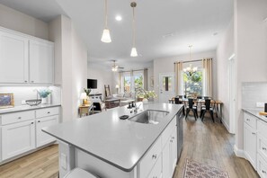 Interior - This house is a 4 bedroom(s), 2 bathrooms, located in Fort Worth, TX. (Fort Worth)