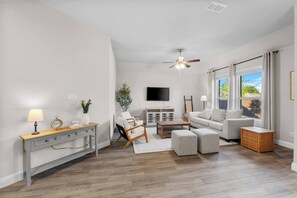 Fernseher, Kamin, Arbeitsbereiche