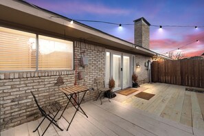 Terrace/patio - This house is a 3 bedroom(s), 2 bathrooms, located in Richardson, TX. (Richardson)
