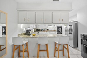 冷蔵庫、電子レンジ、オーブン、コンロ