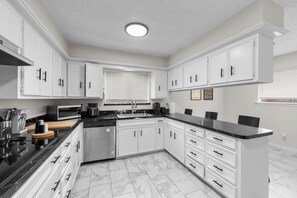 Kjøleskap, mikrobølgeovn, ovn og kokeplater