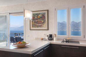 Kühlschrank, Mikrowelle, Ofen, Geschirrspüler