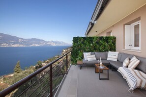 Property grounds - Wally s Terrace Apartment With Pool (Torri del Benaco)