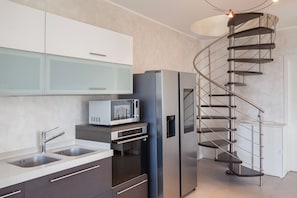 Fridge, microwave, oven, dishwasher - Wally s Terrace Apartment With Pool (Torri del Benaco)