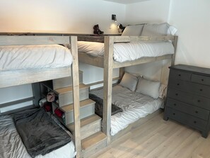 4 bedrooms, desk, WiFi, bed sheets