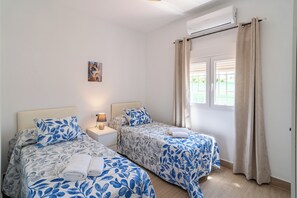 2 bedrooms, iron/ironing board, travel crib, free WiFi - Holiday Home Olivera (Marchena)