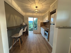 Fridge, microwave, oven, stovetop - Tastefully renovated T3 apartment in the heart of the vineyards (Cogolin)