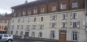 Exterior - Quiet 3-person family room facing the forest, ideal for families (Saint-Nectaire)