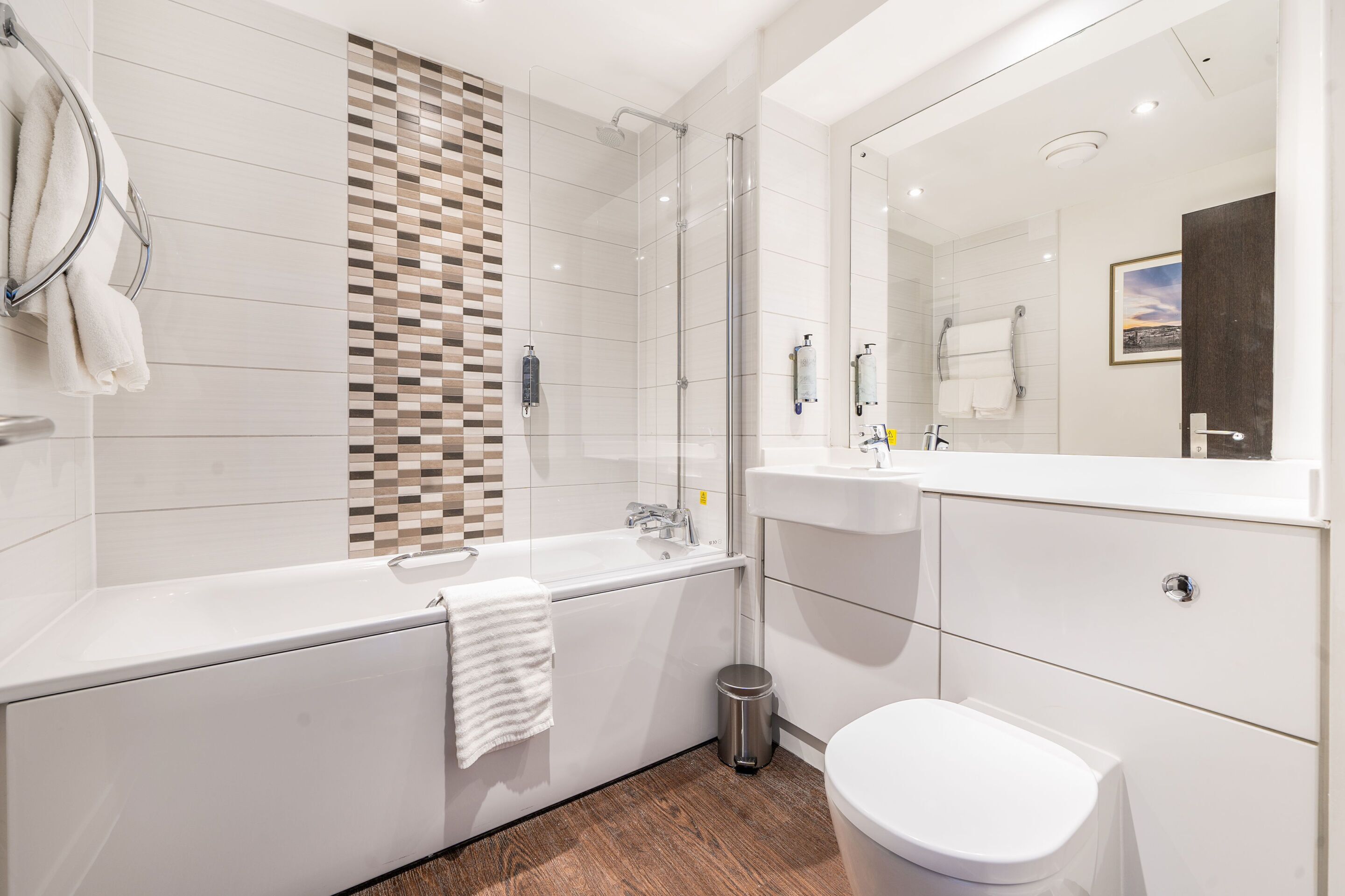 Suíte luxo, suíte | Banheiro | Secador de cabelo, toalhas de banho, sabonete, papel higiênico