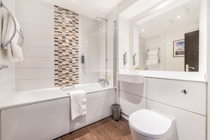 Deluxe-sviitti, kylpyhuone makuuhuoneen yhteydessä | Kylpyhuone | Hiustenkuivaaja, pyyhkeet, saippua, vessapaperi