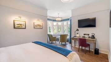 Phòng Suite Deluxe, có phòng tắm riêng | Bàn, bàn ủi/dụng cụ ủi quần áo, truy cập Internet không dây miễn phí