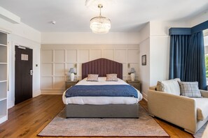 Premier-sviitti, kylpyhuone makuuhuoneen yhteydessä | 1 makuuhuone, työpöytä, silitysrauta/-lauta, ilmainen Wi-Fi