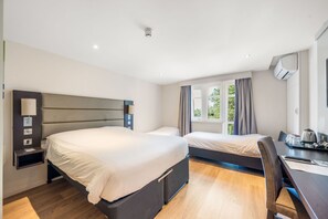 Premium-sviitti, kylpyhuone makuuhuoneen yhteydessä | 1 makuuhuone, työpöytä, silitysrauta/-lauta, ilmainen Wi-Fi