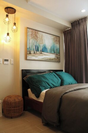 1 bedroom, WiFi, bed sheets - A Beautiful, Well-decorated Place by the Beach (Lapu-Lapu City)