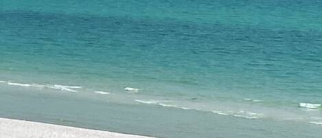 Sur la plage, chaise longue