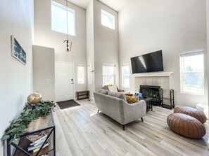 Smart TV, fireplace, foosball, table tennis - Falcon's Nest | hot tub/games/firepit/USAFA (Monument)