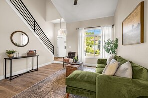 TV, fireplace, books - 4/BR|Sleeps 10|Hot Tub|Air Hockey|Gorgeous Views! (Colorado Springs)