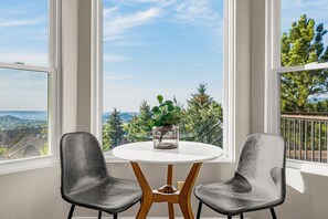 Dining - 4/BR|Sleeps 10|Hot Tub|Air Hockey|Gorgeous Views! (Colorado Springs)