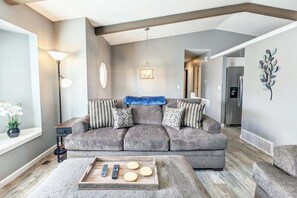 Televisión, chimenea y libros 