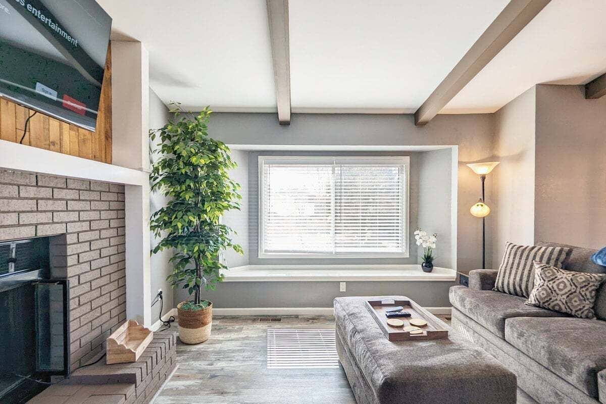 Televisio, takka, kirjoja