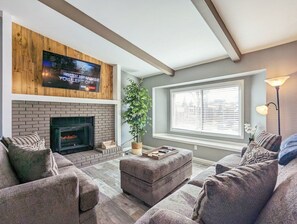 Fernseher, Kamin, Bücher