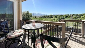 Une terrasse avec une table et des chaises, offrant une vue sur un paysage magnifique.