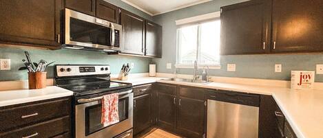 Kjøleskap, mikrobølgeovn, ovn og kokeplater