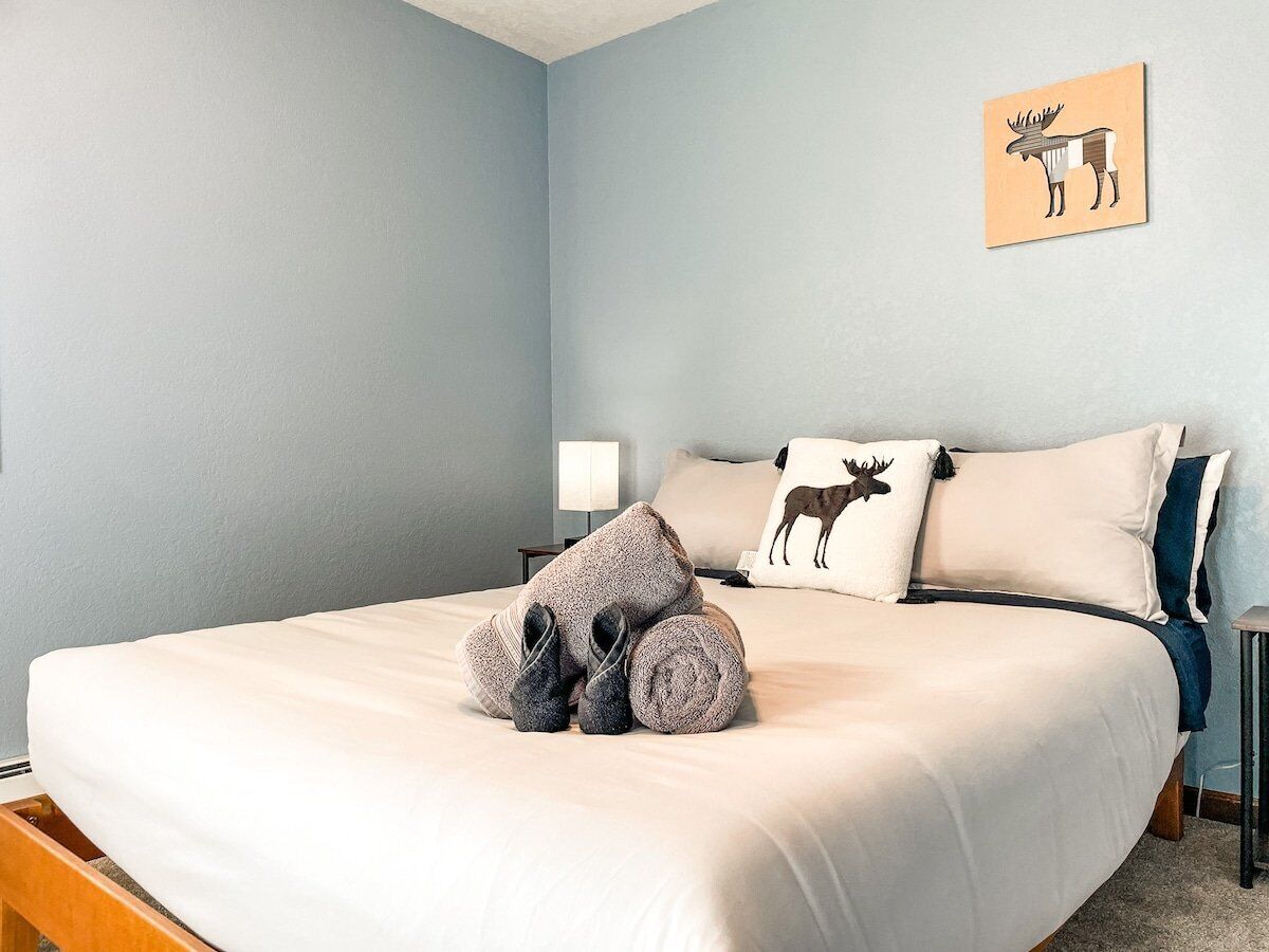 6 bedrooms, desk, iron/ironing board, free WiFi