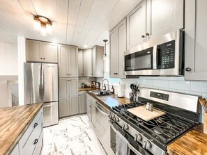 冷蔵庫、電子レンジ、オーブン、コンロ