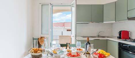 Fridge, oven, stovetop, coffee grinder