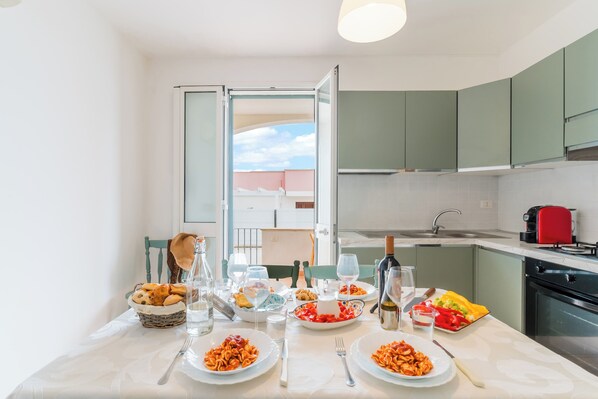 Een koelkast, een oven, een kookplaat, een koffiemolen