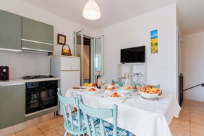 Jääkaappi, uuni, liesi, kahvimylly