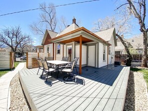 Outdoor dining - Custom Dream Home/ loft&porch/ trendy neighborhood (Colorado Springs)