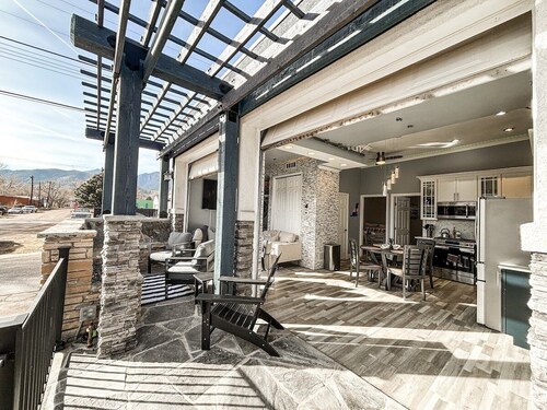 Downtown Spa Retreat | Hot Tub & Sauna