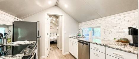 Køleskab, mikrobølgeovn, ovn, kogeplade