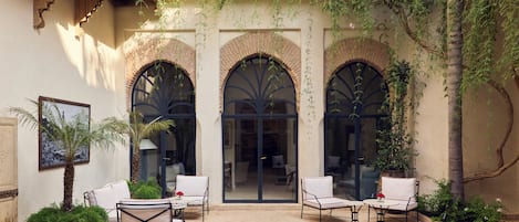 Nobu Riad | 內部