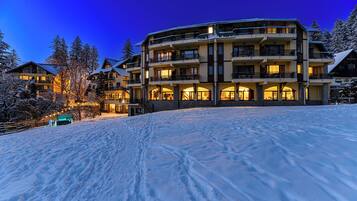 Vista frontal de la propiedad