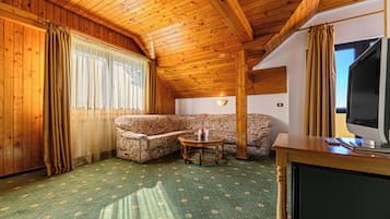 家庭套房, 阳台, 山景 | 1 多间卧室、办公桌、笔记本电脑工作区、免费 WiFi
