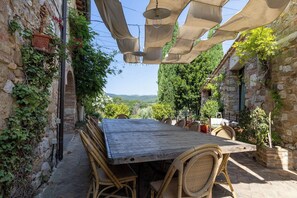 Outdoor dining - Exclusive Villa in San Gimignano with pool. (Toscana)