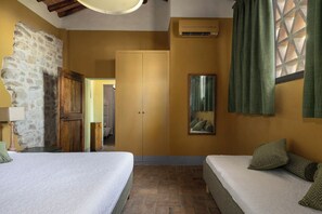 7 habitaciones, escritorio y tabla de planchar con plancha 