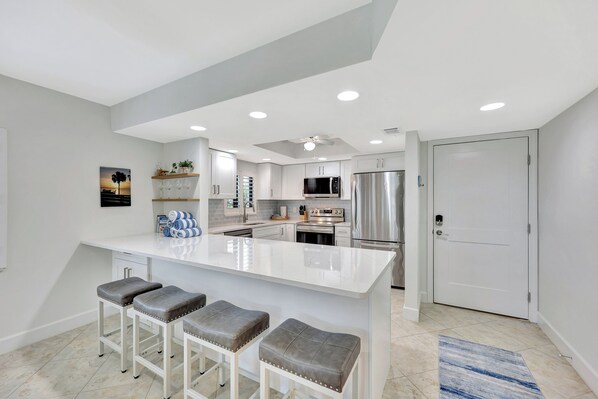 Réfrigérateur, four, plaque de cuisson, lave-vaisselle