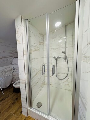 Shower, hair dryer, towels, soap - Modern vacation apartment in Anklam - right next to the city center (Anklam)