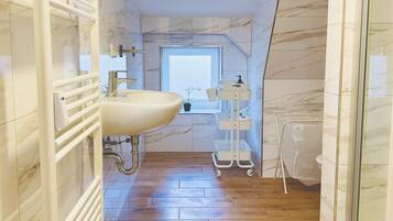 Ducha, secador de pelo, toallas y jabón